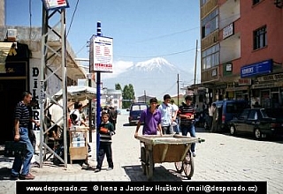 Doğubeyazit a v pozadí Ararat (Turecko)