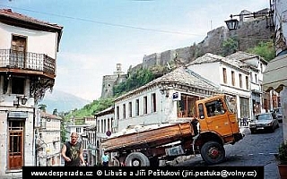Gjirokaster, doprava až na kopec (Albánie)