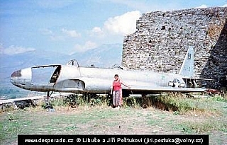 Gjirokaster, citadela, ukořistěné americké letadlo (Albánie)