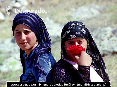 Kurdské dívky ve vesnici pod Araratem u Doğubeyazitu (Turecko)