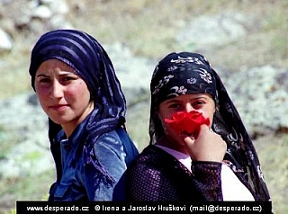 Kurdské dívky ve vesnici pod Araratem u Doğubeyazitu (Turecko)