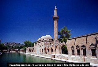 Mešita v zahradách Gölbaşi v Şanliurfa (Turecko)