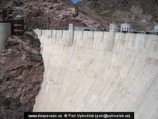 Hooverova přehrada (hranice Arizony a Nevady v USA)