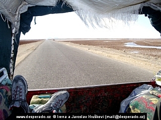 Na korbě pick-up v egyptské poušti