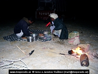 Vaření a večeře v egyptské poušti 