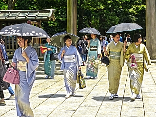 Ženy v kimonech v Tokiu (Japonsko)