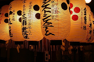 Lucerny v chrámu (Japonsko)