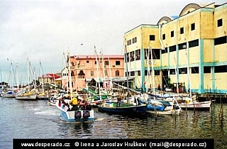 Belize - lodě kotvící v ústí řeky