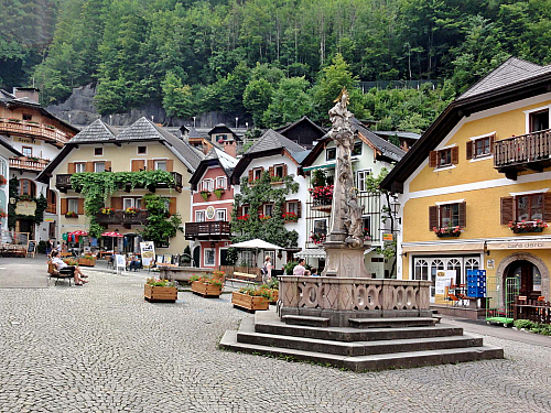 Hallstatt je malebné rakouské městečko, které láká tisíce turistů svou neopakovatelnou atmosférou, bohatou historií a dechberoucími výhledy na Hallstattské jezero. Pokud hledáte místo, kde můžete uniknout z rušného městského života a ponořit se do krás přírody, Hallstatt je tím pravým místem....