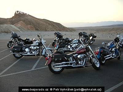 Choppery na parkovišti v americké poušti (USA)