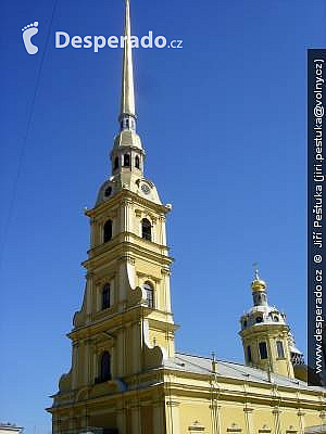 Chrám svatého Petra a Pavla v Petropavlovské pevnosti na Něvě v Petrohradu (Rusko)