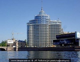 Pohled z lodi na moderní budovu v Petrohradu (Rusko)