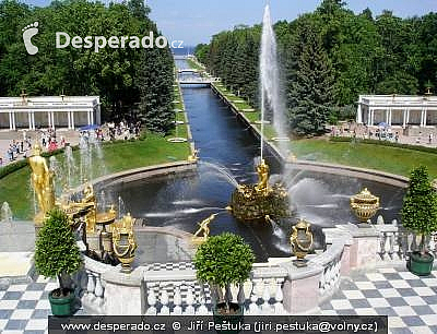 Zámek, fontány a zahrada Petrodvorec - Peterhof (Rusko) 