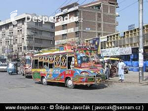 Tradičně zdobený autobus (Pákistán)