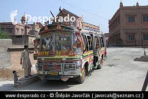 Tradičně zdobený autobus (Pákistán)