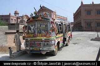 Tradičně zdobený autobus (Pákistán)