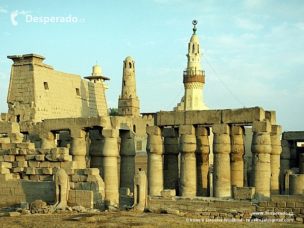 Chrám v Luxoru (Egypt)
