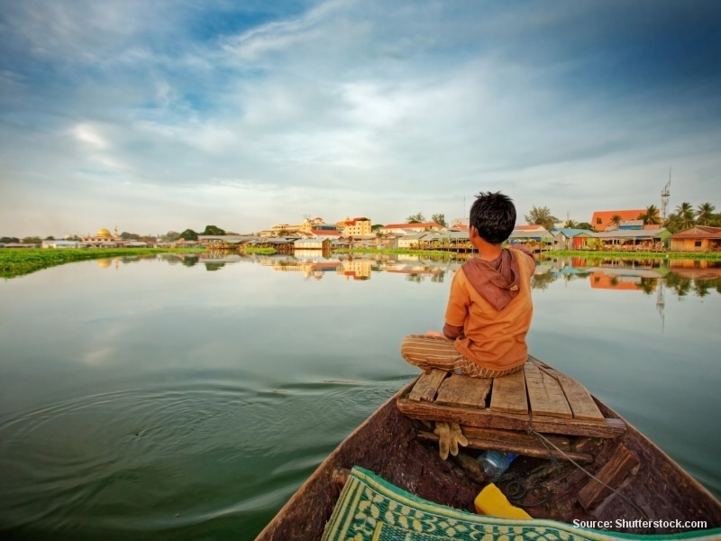 Dítě na člunu (Kambodža)