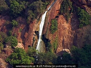 Vodopád cestou na samotu Trackers (Jihoafrická republika)