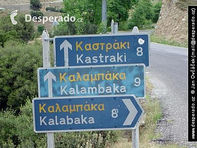 Přepisy do latinky na dopravních značkách nebývají zcela jednotné (Řecko)