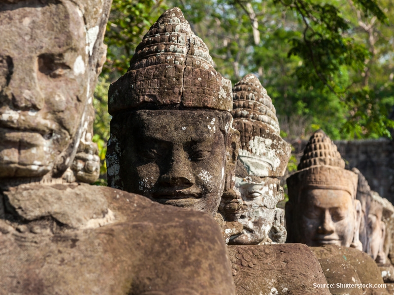 Sochy v chrámovém komplexu Angkor (Kambodža)