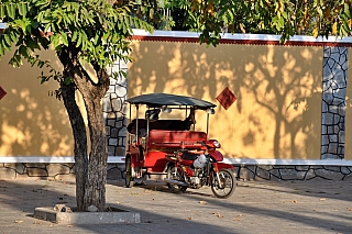 Tuktuk v Phnom Penhu (Kambodža)