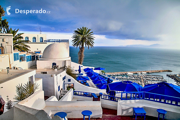 Modrobílé městečko Sidi Bou Said (Tunisko)