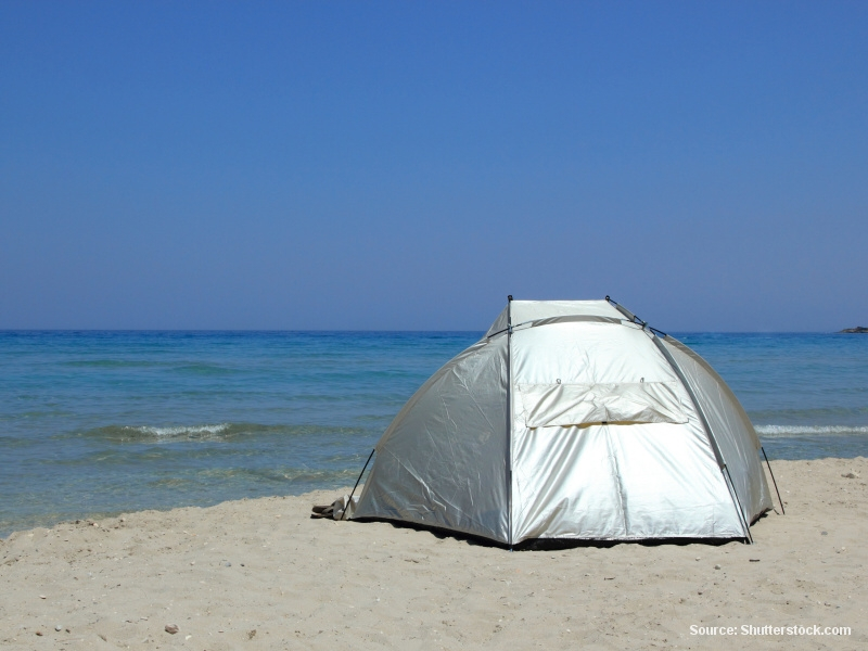 Písečná pláž se stanem (Řecko)