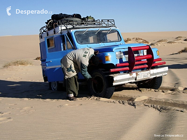 Terénní auto ve Velkém písečném moři v Egyptě