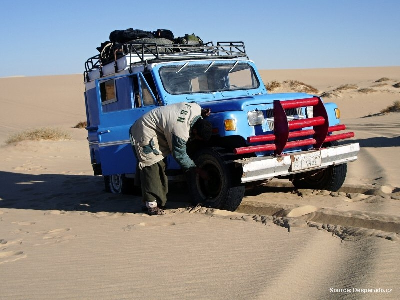 Terénní auto ve Velkém písečném moři v Egyptě