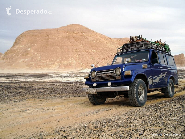 Off-road Toyota v egyptské Bílé poušti