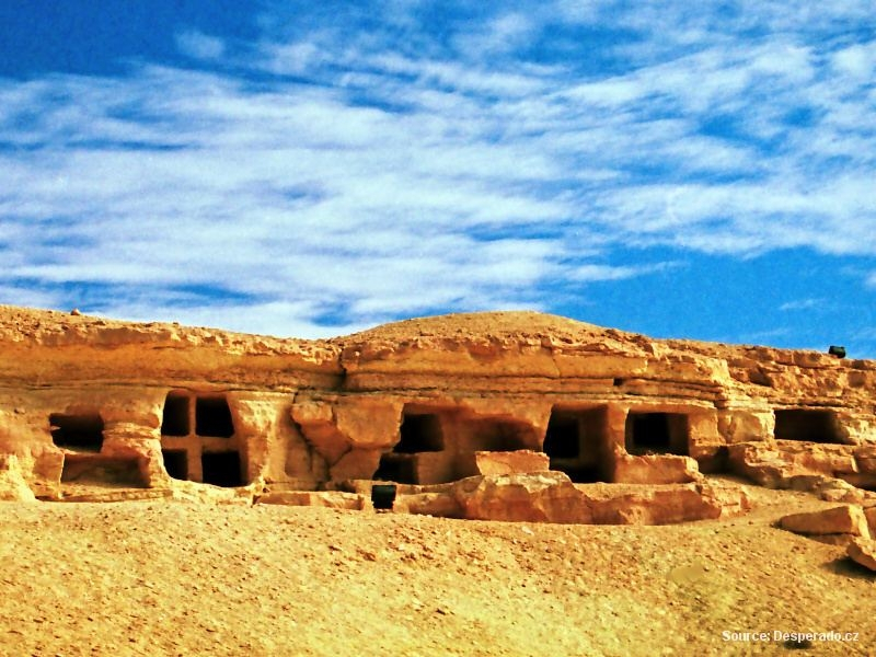 Pohřebiště označováno jako Hora mrtvých je zbudováno ve skále a nachází severně od centra oázy Siwa.