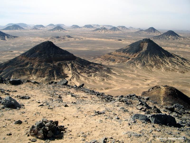 Kuželovité kopce v Černé poušti v Egyptě