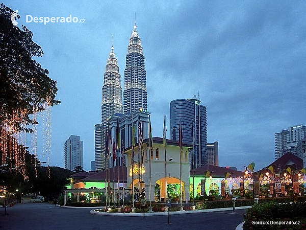 Petronas Twin Towers v Kuala Lumpur (Malajsie)