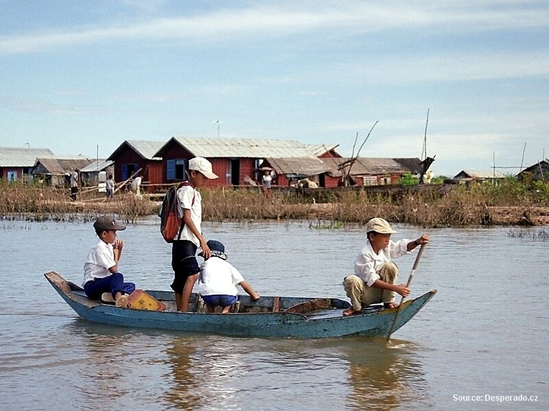 Školáci v loďce na jezeře Tonlésap (Kambodža)