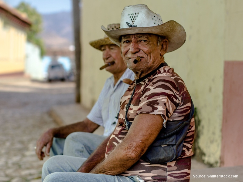 Chlapi kouřící doutník (Kuba)