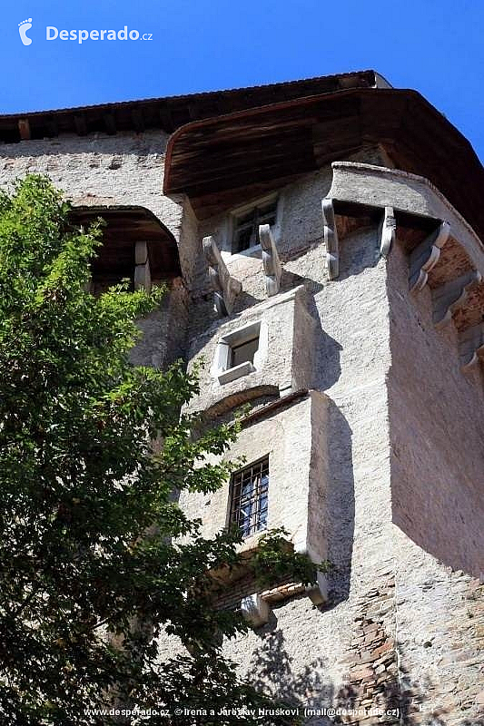 Pernštejn je mohutný goticko - renesanční hrad, který vybudoval mocný rod Pernštejnů. Hrad u obce Nedvědice si dochoval svou podobu ze 16. století a díky tomu patří k nejatraktivnějším hradům v České republice.