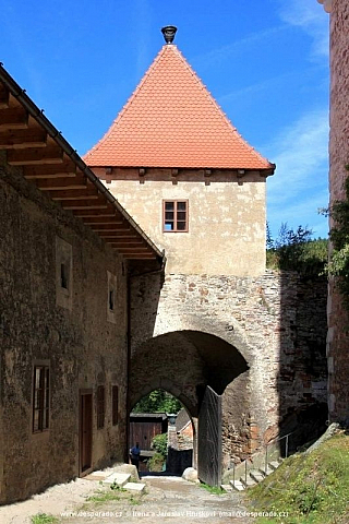 Pernštejn je mohutný goticko - renesanční hrad, který vybudoval mocný rod Pernštejnů. Hrad u obce Nedvědice si dochoval svou podobu ze 16. století a díky tomu patří k nejatraktivnějším hradům v České republice.