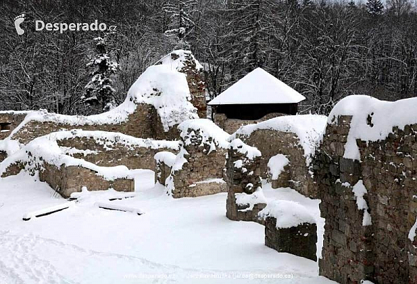 Romantická zřícenina hradu Lukov, na úpatí Hostýnských vrchů nedaleko Zlína.