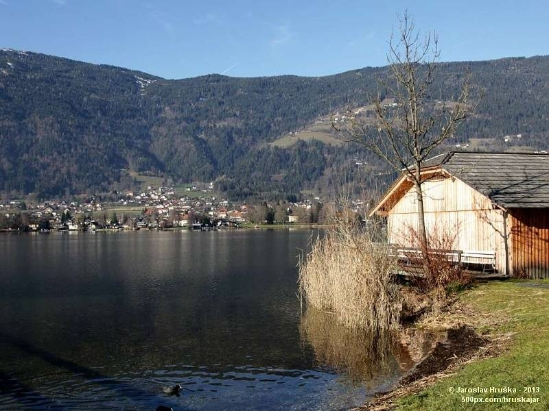 Městečko Ossiach u stejnojmenného jezera Ossiacher See.