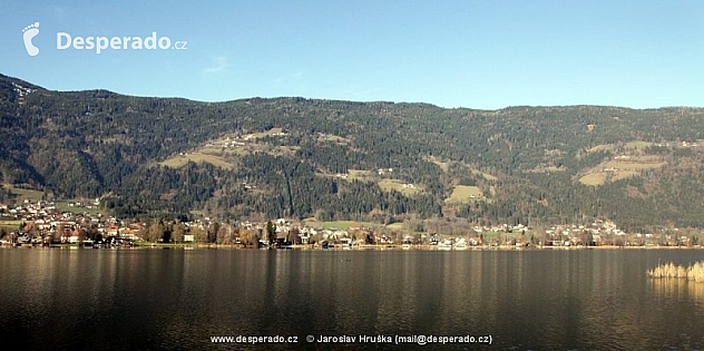 Městečko Ossiach u stejnojmenného jezera Ossiacher See.