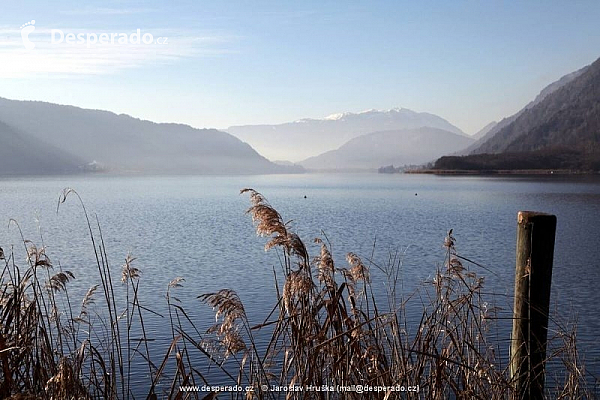 Městečko Ossiach u stejnojmenného jezera Ossiacher See.