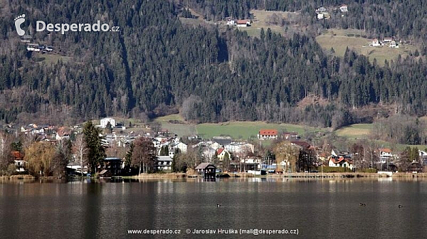 Městečko Ossiach u stejnojmenného jezera Ossiacher See.