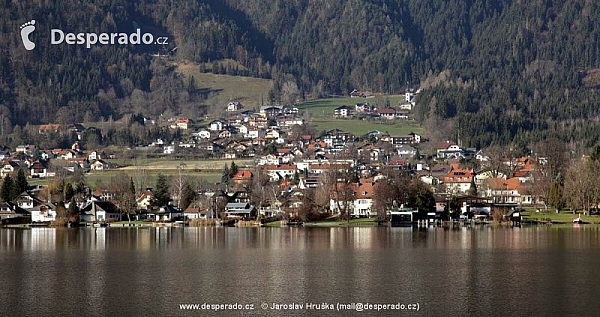 Městečko Ossiach u stejnojmenného jezera Ossiacher See.