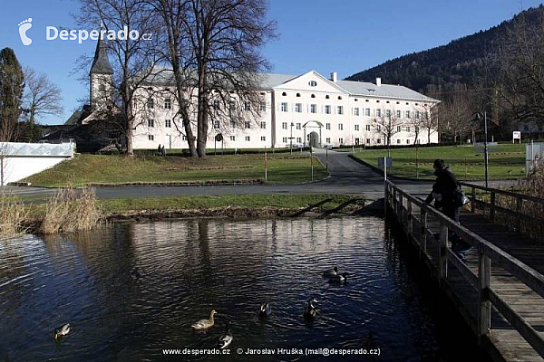 Městečko Ossiach u stejnojmenného jezera Ossiacher See.