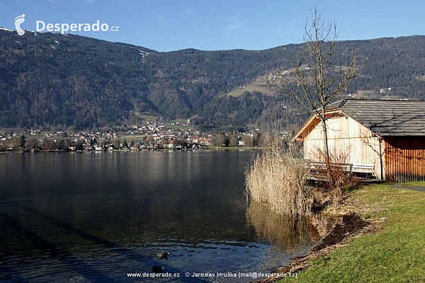 Městečko Ossiach u stejnojmenného jezera Ossiacher See.