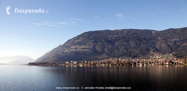 Městečko Ossiach u stejnojmenného jezera Ossiacher See.