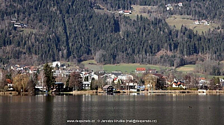 Městečko Ossiach u stejnojmenného jezera Ossiacher See.